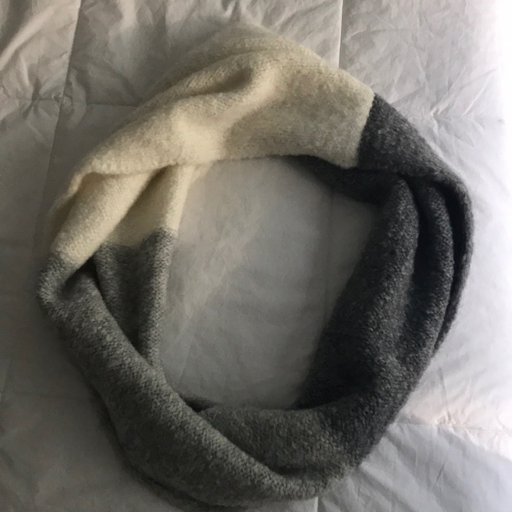UGG Infinity scarf - NEVER WORN. NEW
